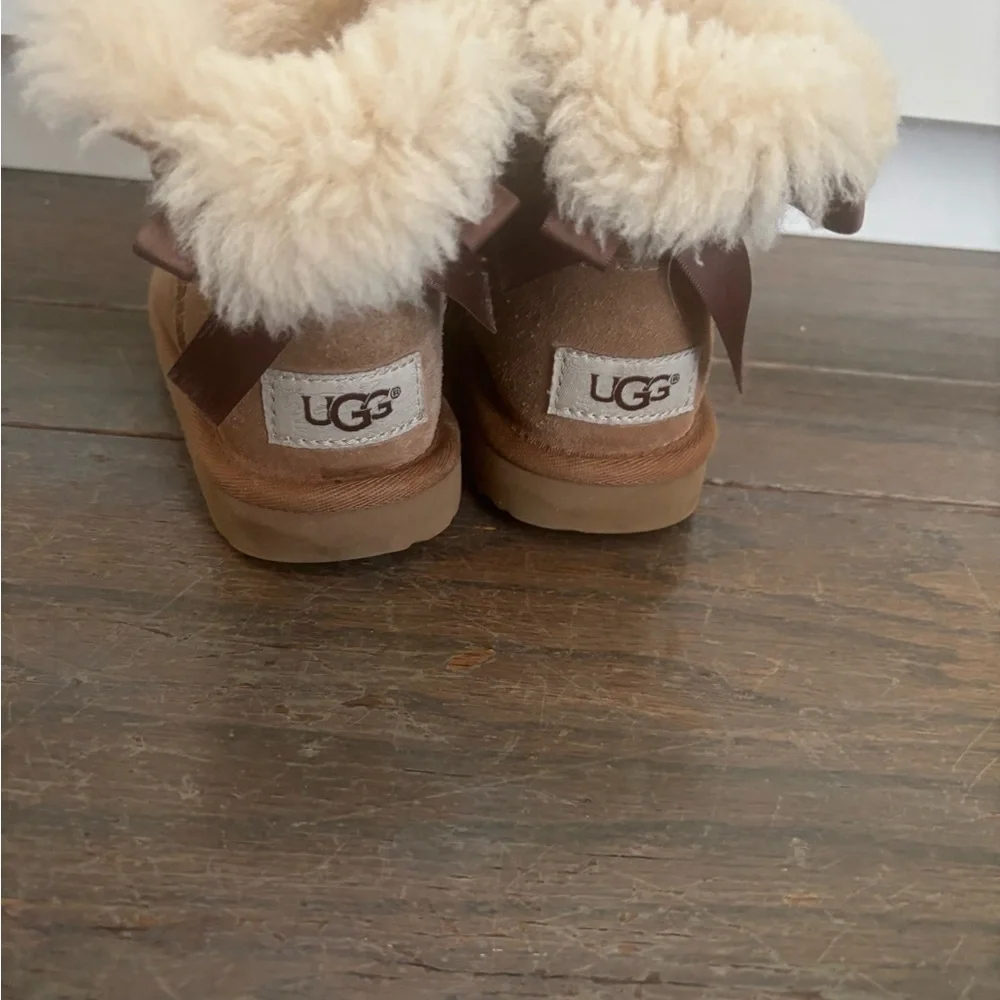 Ugg Bailey Bow Kids Boots Size 9 in Brown Cute Cozy Slip On